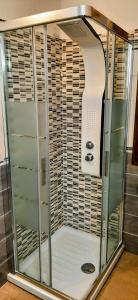 ducha con mampara de cristal en una habitación en La Dolce Vita - Casa Vacanza Tortolì-Arbatax en Tortolì