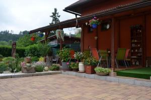 Ein Garten an der Unterkunft Penzion Aura