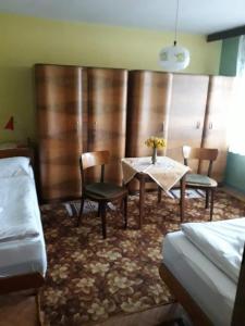 Pokój z 2 łóżkami, stołem i krzesłami w obiekcie Hikers Paradise Private Apartment in Poprad w Popradzie