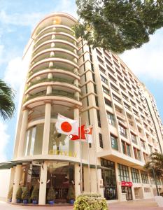 um edifício com duas bandeiras à frente em Cityview Serviced Apartment & Hotel Ho Chi Minh City em Cidade de Ho Chi Minh