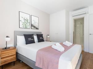 Łóżko lub łóżka w pokoju w obiekcie limehome Madrid Calle de Fomento - estancia temporal