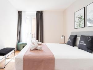 Łóżko lub łóżka w pokoju w obiekcie limehome Madrid Calle de Fomento - estancia temporal