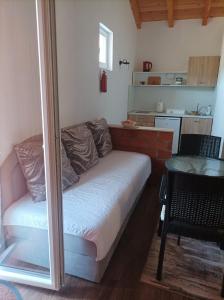 um pequeno quarto com uma cama e uma cozinha em Lakeview Apartments Anđela em Virpazar