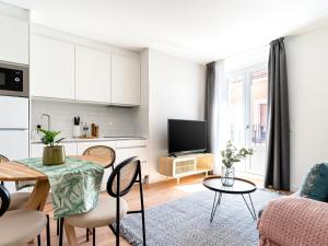 salon ze stołem i kuchnią w obiekcie limehome Madrid Calle de Fomento - estancia temporal w Madrycie
