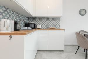 Kuchyňa alebo kuchynka v ubytovaní Lake House Sosnowy Las Mielno by Noclegi Renters + 14 fotografií