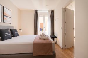 Łóżko lub łóżka w pokoju w obiekcie limehome Madrid Calle de Fomento - estancia temporal