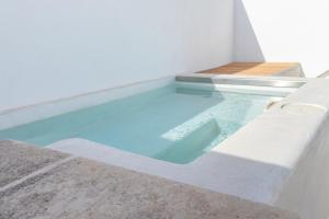 ein Pool mit blauem Wasser in einem Haus in der Unterkunft Casa Vacanze L'angolo di Giadia in Matino