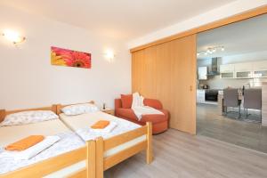 sypialnia z 2 łóżkami i salon w obiekcie ADRIA-Holiday House with a private pool in Krk w mieście Kornić +37 zdjęć