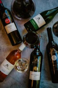 un grupo de botellas de vino en una mesa en Mitre's Edge Vineyard Studio, en Klapmuts