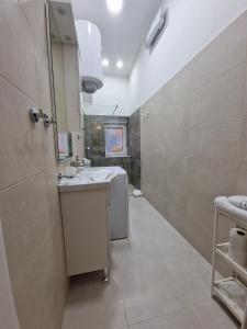 een badkamer met een wastafel en een spiegel bij Mostar in Mostar +12 foto's