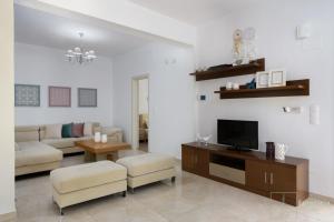 TV a/nebo společenská místnost v ubytování Villa Eurycleia - AKTI homes