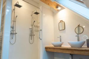 een badkamer met twee wastafels en een douche bij Het Achterhoeks Voorrecht in Aalten +23 foto's
