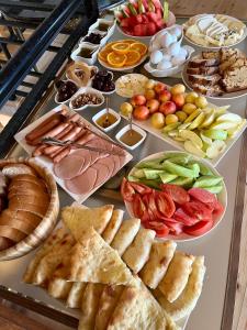 uma mesa com muitos tipos diferentes de alimentos sobre ele em Hotel Verdzi em Kutaisi