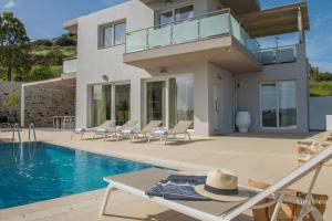 Bazén v ubytování Villa Eurycleia - AKTI homes nebo v jeho okolí