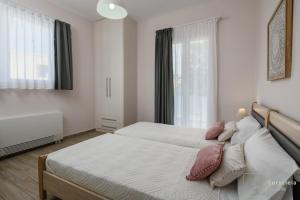 Postel nebo postele na pokoji v ubytování Villa Eurycleia - AKTI homes