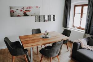 uma sala de jantar com uma mesa de madeira e cadeiras em Hänsel und Gretel em Dinkelsbühl