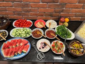 un montón de platos de comida en una mesa en Hay Hotel Alsancak en İzmir