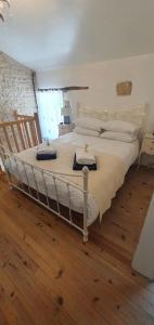 Schlafzimmer mit einem Bett mit weißer Bettwäsche und Kissen in der Unterkunft Gite Coquille Saint Jacques in Nanteuil-en-Vallée