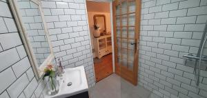 ein Bad mit einem Waschbecken und einem Spiegel in der Unterkunft Gite Coquille Saint Jacques in Nanteuil-en-Vallée