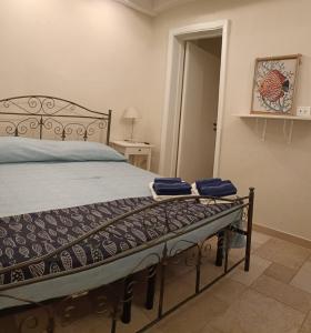 Un dormitorio con una cama con toallas azules. en CasaCalò, en Gallipoli