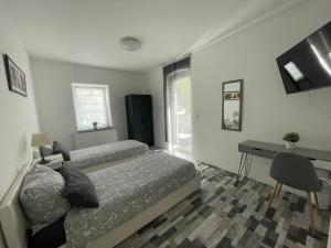 Postel nebo postele na pokoji v ubytování Ferienwohnung Herkulesblick