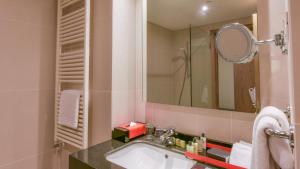 Een badkamer bij InterContinental Mzaar Lebanon Mountain Resort & Spa, an IHG Hotel