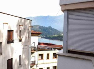 - une vue sur la montagne depuis un bâtiment dans l'établissement El apartamentín de Lastres, à Lastres