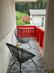 balkon z krzesłem i stołem na ganku w obiekcie Appartement GL24 w mieście Sankt Margarethen bei Knittelfeld