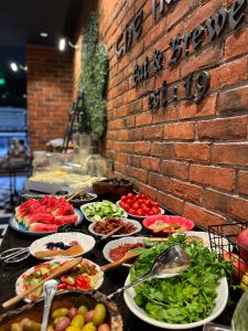 um buffet com muitos pratos de comida numa mesa em Hay Hotel Alsancak em Esmirna