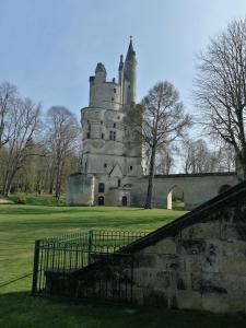 stary zamek ze schodami przed nim w obiekcie La Tour L'évêque gite 3 chambres 5 pers 5 km Soissons w mieście Septmonts