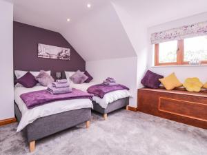 Кровать или кровати в номере The Barn at Mulberry Lodge