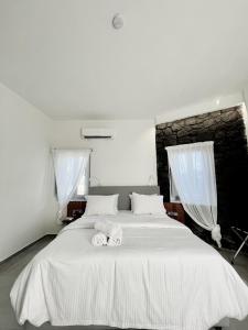 Letto o letti in una camera di Noir Santorini