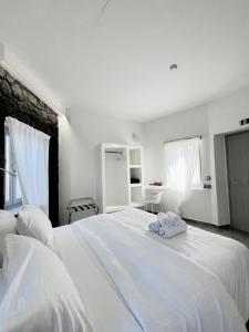 Letto o letti in una camera di Noir Santorini