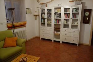 a living room with a couch and a book shelf at La porta verde di Trento in Romagnano