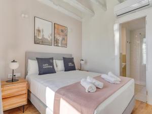 Łóżko lub łóżka w pokoju w obiekcie limehome Madrid Calle de Fomento - estancia temporal