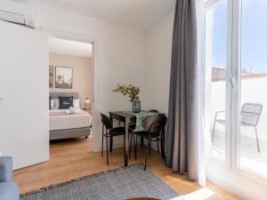 Łóżko lub łóżka w pokoju w obiekcie limehome Madrid Calle de Fomento - estancia temporal
