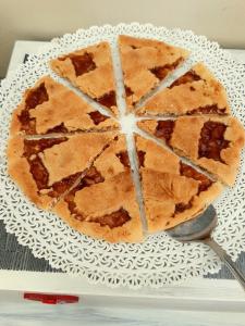 un pastel sentado en un plato en una mesa en Aedes B&B Il Giardino dei Sogni, en Lecce