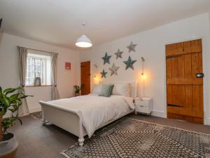 A bed or beds in a room at Old Rectory Cottage