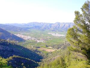 uma vista para um vale a partir de uma montanha em 3 bedrooms house with enclosed garden at Simat de la Valldigna em Bárig