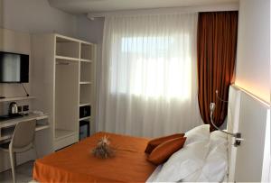 Televízia a/alebo spoločenská miestnosť v ubytovaní B&B Primrose Residence Hotel