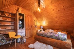 Łóżko lub łóżka w pokoju w obiekcie Smyrkowy Dom z kominkiem z gorącą balią koło Karpacza