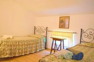 una camera con due letti e un tavolo di One bedroom appartement with shared pool enclosed garden and wifi at Fabriano a Fabriano