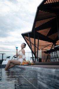 Oaspeți care stau la Draco Hotel & Suites