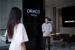 Oaspeți care stau la Draco Hotel & Suites
