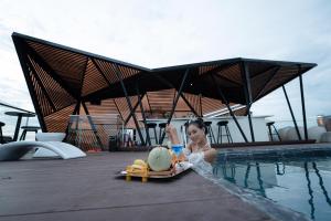 Oaspeți care stau la Draco Hotel & Suites