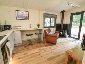 ein Wohnzimmer mit Holzboden und Kamin in der Unterkunft Lake View Lodge in Scarborough