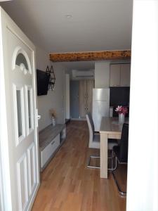 kuchnia i jadalnia ze stołem i jadalnią w obiekcie Apartment Jafa w mieście Zadar
