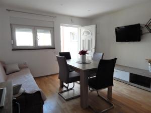 salon ze stołem jadalnym i krzesłami w obiekcie Apartment Jafa w mieście Zadar