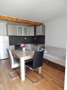 jadalnia ze stołem, krzesłami i łóżkiem w obiekcie Apartment Jafa w mieście Zadar
