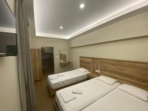 Un pat sau paturi într-o cameră la Hotel Filoxenia